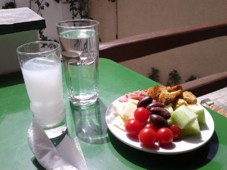 Souvlaki, frappe ή ouzaki: Ανάμεσα στις ερωτήσεις του κουίζ του Politico για το 2025