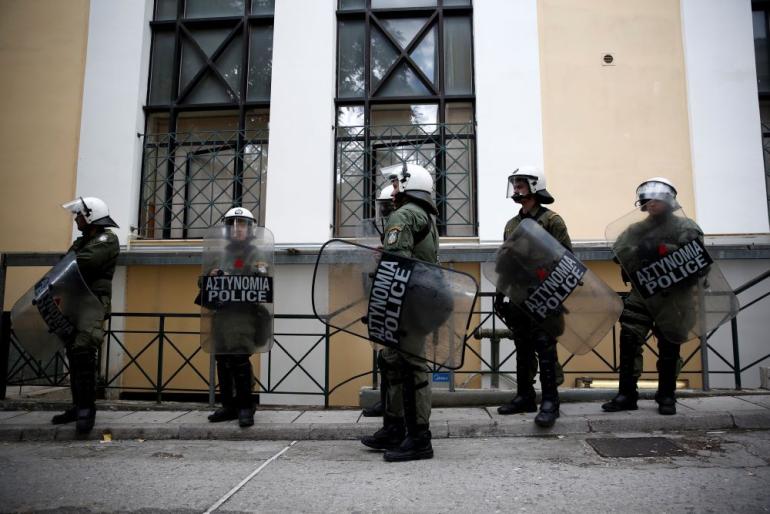 Ένταση στα δικαστήρια στην έξοδο των τριών κατηγορουμένων της Marfin -Υποστηρικτές πέταξαν καρέκλες, πέτρες, η ΕΛΑΣ απάντησε με κρότου-λάμψης