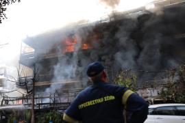 Μεγάλη πυρκαγιά σε επιχείρηση ανταλλακτικών στο Ίλιον