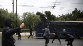 Επίθεση κουκουλοφόρων με μολότοφ σε διμοιρία των ΜΑΤ απέναντι από το ΑΠΘ