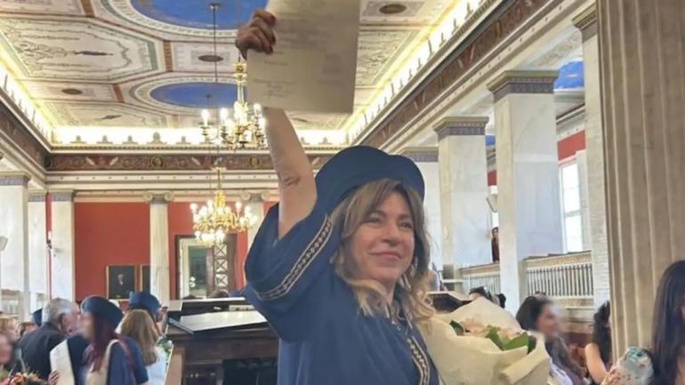 Η Δήμητρα Παπαδοπούλου αποφοίτησε από την αγγλική φιλολογία στα 63 της: «Μπαμπά πήρα πτυχίο»