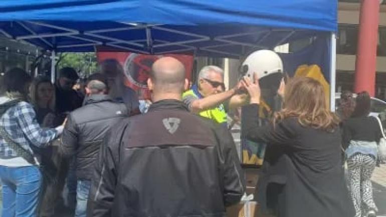 Θεσσαλονίκη: Αστυνομικοί και μοτοσικλετιστές μοίρασαν κράνη σε οδηγούς δικύκλων – Τσουχτερά τα πρόστιμα για τους παραβάτες