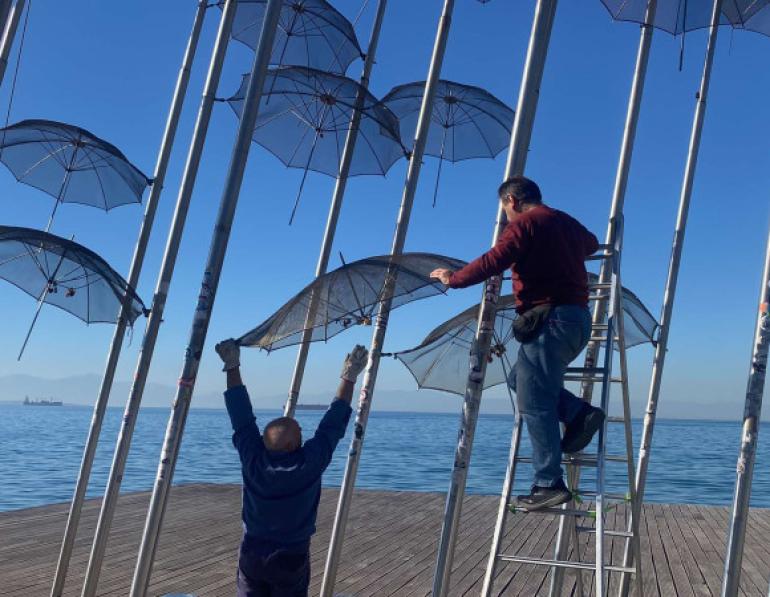 Επιστρέφουν οι 18 «Ομπρέλες» στη Νέα Παραλία μετά τις εργασίες επισκευές
