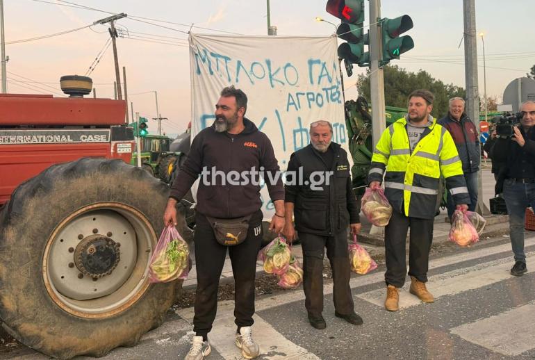Θεσσαλονίκη: Παραγωγοί μοίρασαν προϊόντα σε πολίτες στα Πράσινα Φανάρια (BINTEO)