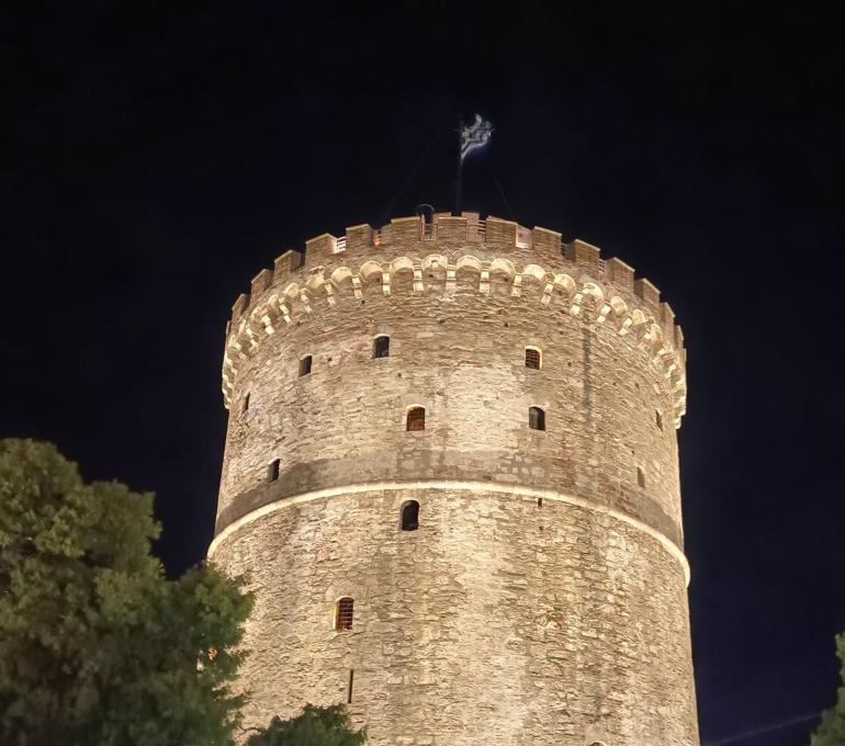 Εντυπωσιάζει ο Λευκός Πύργος μετά την τελετή απόδοσης του έργου φωτισμού παρουσία Μητσοτάκη