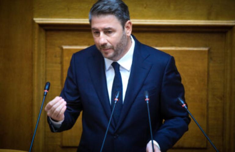 Σφοδρή επίθεση Ανδρουλάκη στον πρωθυπουργό: «Όταν δεν είσαι στο τραπέζι, κύριε Μητσοτάκη, συνήθως είσαι το μενού»