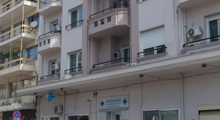 Θεσσαλονίκη: Ξεκίνησε η μεταφορά ασθενών και ηλικιωμένων από την παράνομη κλινική