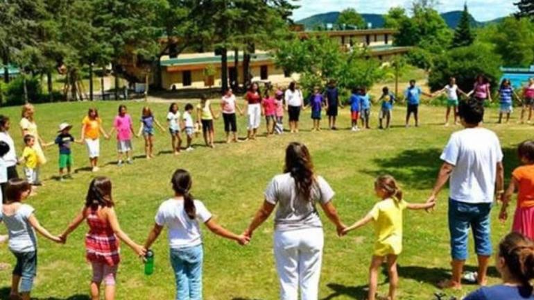 Καταγγελία ΟΙΕΛΕ: Summer camps λειτουργούν χωρίς πλαίσιο προδιαγραφών, με κινδύνους για χιλιάδες παιδιά και "μαύρους" εργαζόμενους