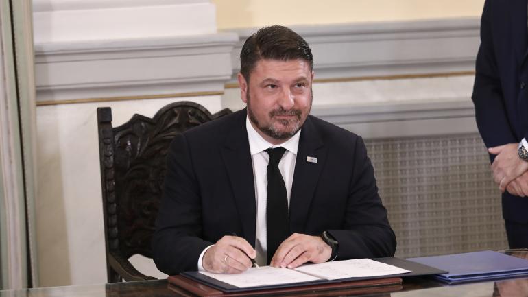 Αυτοδιοικητικές εκλογές: Σε ταβέρνα της Δραπετσώνας έφαγε ο Χαρδαλιάς, παρέα με εθελοντές - Δείτε φωτογραφίες