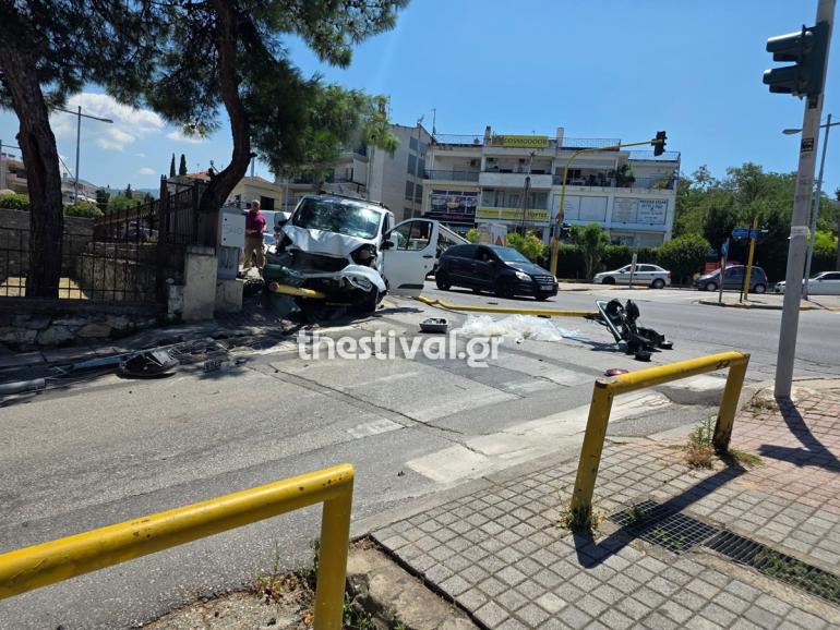 Θεσσαλονίκη: Τροχαίο με τραυματία 68χρονο μετά από σύγκρουση φορτηγού με βαν στην Πυλαία