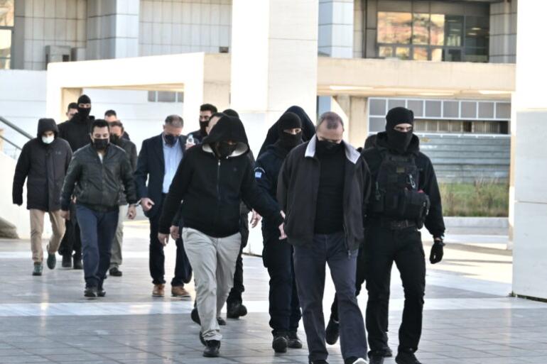 Ένταση στη δίκη για τον βιασμό της 12χρονης στον Κολωνό - Η κατηγορούμενη μητέρα του κοριτσιού όρμησε στον Μίχο