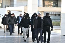 Ένταση στη δίκη για τον βιασμό της 12χρονης στον Κολωνό - Η κατηγορούμενη μητέρα του κοριτσιού όρμησε στον Μίχο