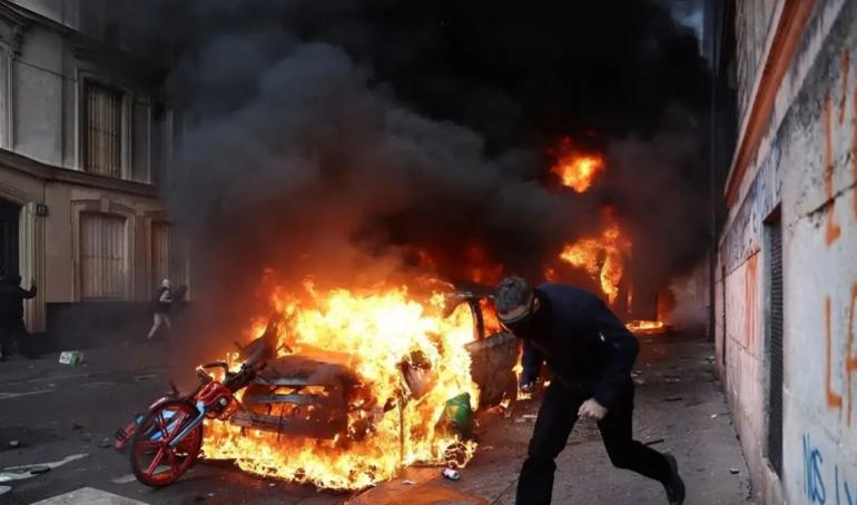Πεδίο μάχης η Γαλλία: Άγρια επεισόδια αμαύρωσαν τις διαδηλώσεις – 150 τραυματίες αστυνομικοί