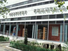Μεθυσμένοι νεαροί από την Αυστραλία έγραψαν συνθήματα στο Γαλλικό Ινστιτούτο Θεσσαλονίκης