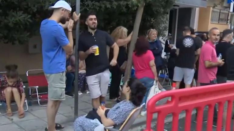 Κοιμήθηκαν έξω από το Α.Τ. Τούμπας στη Θεσσαλονίκη για να εκδώσουν διαβατήριο με την παλαιού τύπου ταυτότητα, δείτε βίντεο