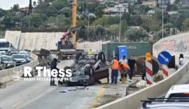 Θεσσαλονίκη: ΙΧ εξετράπη στον Περιφερειακό και κατέληξε τουμπαρισμένο σε εργοτάξιο για το Flyover