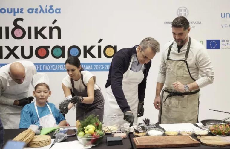 Ο Μητσοτάκης έβαλε ποδιά και μαγείρεψε με τον σεφ Πάνο Ιωαννίδη και έριξε σουτάκια με τον Παπαλουκά