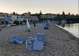 Χαλκιδική: Απελευθερώθηκε η παραλία της Γερακινής από πακτωμένες ομπρέλες και ξαπλώστρες