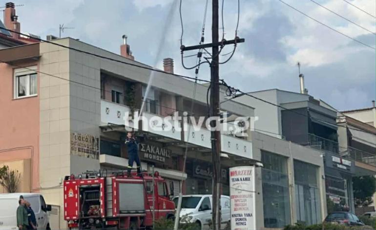 Θεσσαλονίκη: Black out σε περιοχή της Νεάπολης μετά από φωτιά σε κολώνα του ΔΕΔΔΗΕ