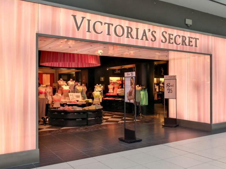Victoria’s Secret: Ο ιδρυτής που την πούλησε πριν από την χρεοκοπία, το τρένο της woke ατζέντας που χάθηκε και το come back