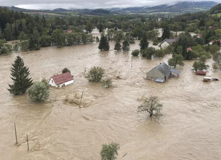 Πολωνία: Στους 9 έφθασαν οι νεκροί από τις πλημμύρες