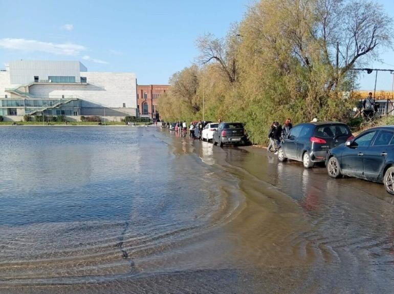 Το φαινόμενο της πλημμυρίδας στη Θεσσαλονίκη – Ανέβηκε η στάθμη της θάλασσας 75 εκατοστά