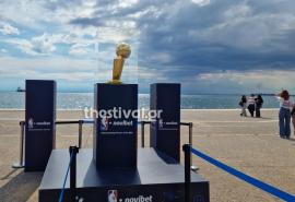 Θεσσαλονίκη: Μαγνητίζει τα βλέμματα το εμβληματικό τρόπαιο του NBA στη Νέα Παραλία