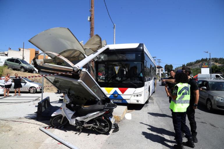 Θεσσαλονίκη: Τι λέει ο ΟΑΣΘ για το αστικό λεωφορείο που έπεσε πάνω σε στάση