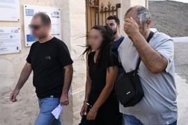 Ολοκληρώθηκε η αναπαράσταση του μαχαιρώματος της διασώστριας του ΕΚΑΒ στη Σύρο – Τα βίντεο επιβεβαιώνουν το ζευγάρι