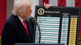 Οι ΗΠΑ σταματούν από αύριο Τρίτη την είσπραξη δασμών που κρίθηκαν παράνομοι από το Ανώτατο Δικαστήριο