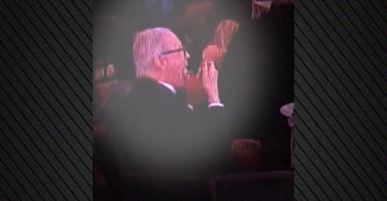 Ατάραχος άνδρας τρώει τη σαλάτα του ενώ πέφτουν πυροβολισμοί στο δείπνο του Λευκού Οίκου: «Δεν θα ξάπλωνα με το νέο μου σμόκιν στο βρόμικο πάτωμα»