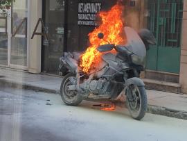 Θεσσαλονίκη: Φωτιά σε τρεις μηχανές - Οι αρχές ερευνούν εμπρησμό