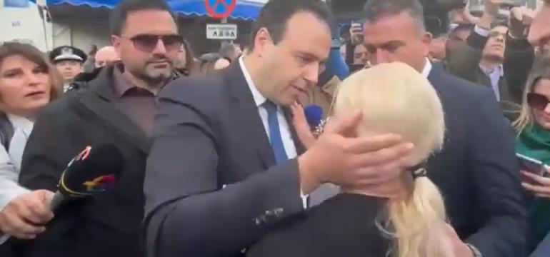 Λάρισα: Συγκίνησε η μητέρα της Κλαούντια Λάτα που χάθηκε στα Τέμπη - Την αγκάλιασε ο Παπαστεργίου
