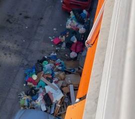 Θεσσαλονίκη: Μετέτρεψαν δρόμο σε χωματερή με ογκώδη και σκουπίδια – Μήνυση κατ’ αγνώστων από τον Δήμο
