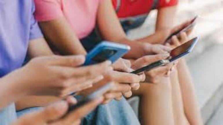 Τρεις στους τέσσερις εφήβους στην Ελλάδα χάνουν τον έλεγχο του χρόνου στα social media, τι λένε 4 υποψήφιοι των Πανελλαδικών
