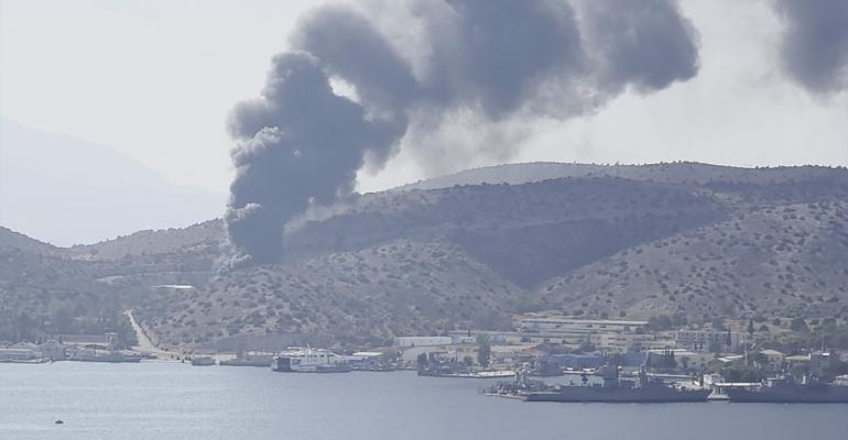 Μάχη σε έξι πύρινα μέτωπα: Μπαράζ 112 για εκκενώσεις σε Σαλαμίνα, Κερατέα και Βοιωτία