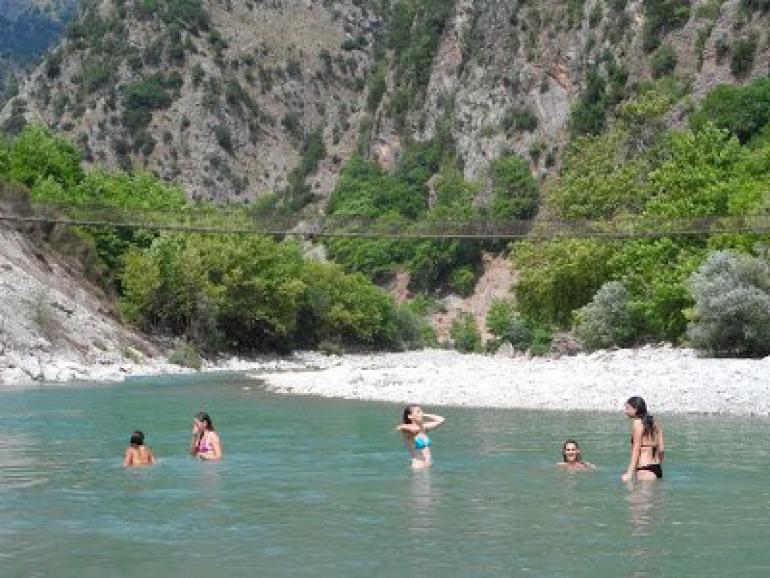Έχουν παραλία τα Τζουμέρκα; Κι όμως έχουν!