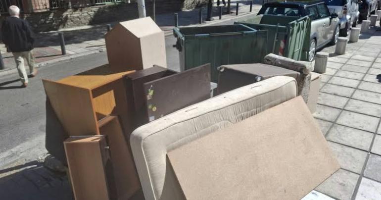 Θεσσαλονίκη: Άφησαν ογκώδη αντικείμενα στο κέντρο της πόλης - Πρόστιμο 3.000 ευρώ προβλέπει ο δήμος