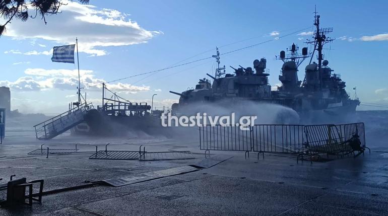 Λυσσομανάει ο άνεμος στη Θεσσαλονίκη – Στο έλεος των μανιασμένων κυμάτων το “Βέλος” (φωτο & video)