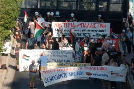 Διαδήλωση με συνθήματα στο λιμάνι του Πειραιά για το ισραηλινό κρουαζιερόπλοιο «Crown Iris»