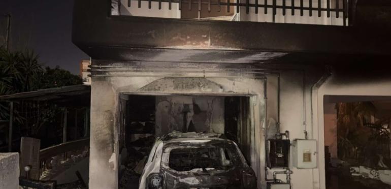 Θεσσαλονίκη: Κάηκε αυτοκίνητο σε πυλωτή τα ξημερώματα (video)
