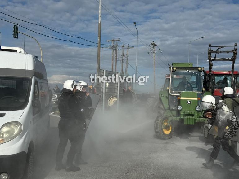 Πλατύκαμπος: Αγρότες επιτέθηκαν σε περιπολικό που τους έκλεισε τον δρόμο – Του έσπασαν το παρμπρίζ (ΦΩΤΟ-VIDEO)