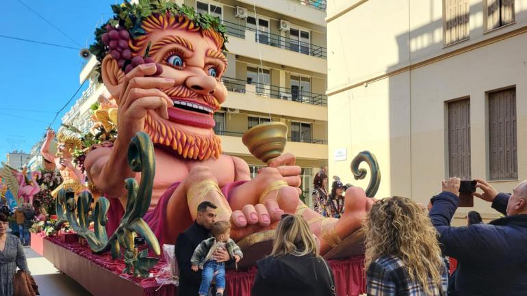 Ξεκινάει η μεγάλη παρέλαση στην Πάτρα: Στις θέσεις τους τα άρματα, πάνω από 50.000 καρναβαλιστές, δείτε live