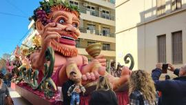 Ξεκινάει η μεγάλη παρέλαση στην Πάτρα: Στις θέσεις τους τα άρματα, πάνω από 50.000 καρναβαλιστές, δείτε live