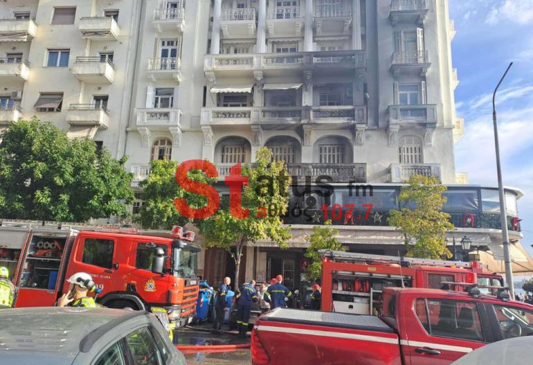 Φωτιά στη Θεσσαλονίκη: Αστυνομικοί απεγκλώβισαν ηλικιωμένους και κατοικίδια σπάζοντας πόρτα