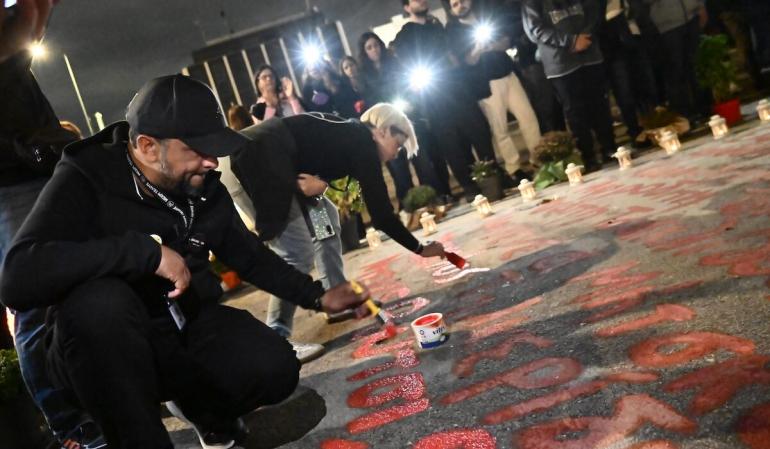 Τέμπη: Συγγενείς θυμάτων έγραψαν ξανά τα ονόματα μπροστά από τη Βουλή