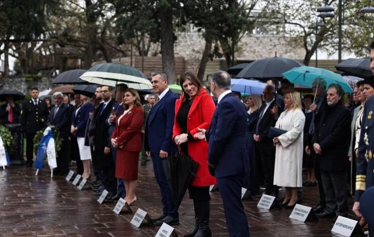 Η Ζωή Κωνσταντοπούλου αρνήθηκε να δώσει το χέρι της στον εκπρόσωπο της κυβέρνησης (video)