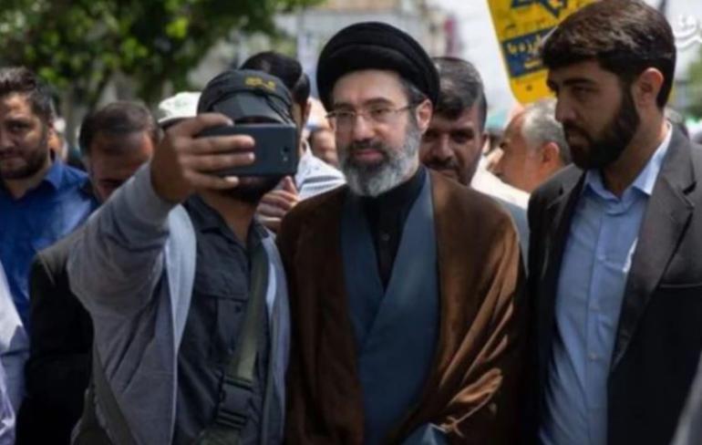 Ιράν: «Σώος και αβλαβής» ο Μοτζτάμπα Χαμενεΐ - Τραυματισμένος στα πόδια, λένε οι New York Times