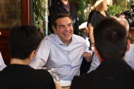 Ο Αλέξης Τσίπρας για τσίπουρα με τον υποψήφιο δήμαρχο Γιώργο Γαβρίλη