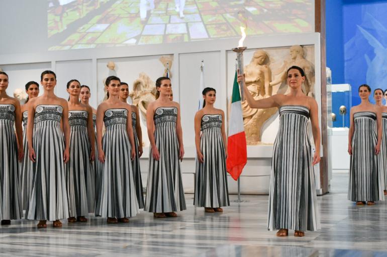Πρώτη φορά η αφή Ολυμπιακής Φλόγας έγινε μέσα στο Αρχαιολογικό Μουσείο της Αρχαίας Ολυμπίας – Ξεκίνησε το ταξίδι για τους Χειμερινούς Ολυμπιακούς Αγώνες του 2026